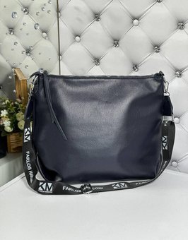 Жіноча сумка-мішок на широкому ремені формат А4 стильна модна синя екошкіра